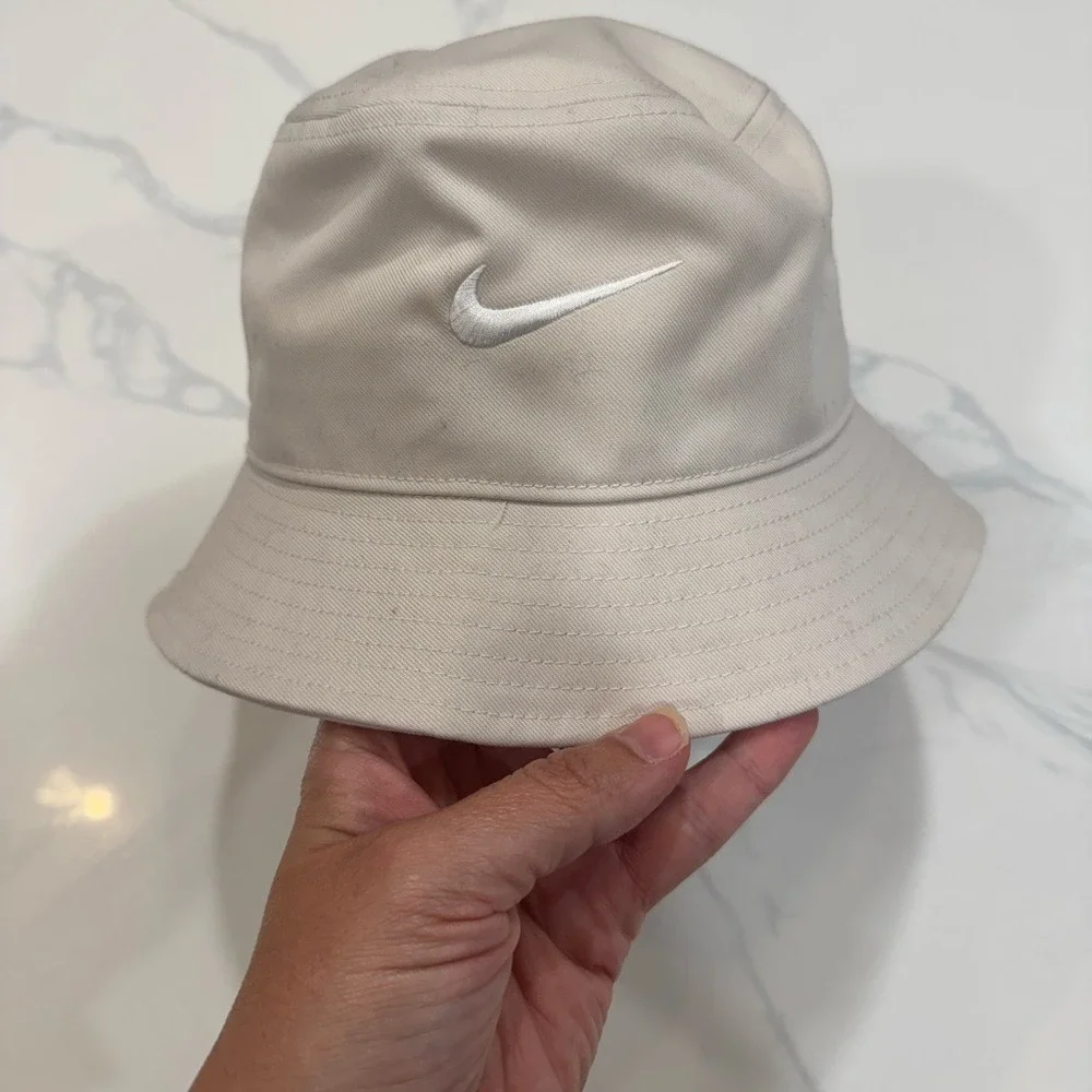 Nike Unisex Swoosh Apex Bucket in Stone Size Small NEW